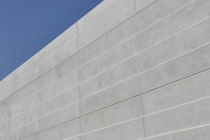  Detailansicht der radardämpfenden Fassade aus Sichtbetonfertigteilen − das Relief aus Sichtbeton bricht die Radarstrahlen. Auch dieses wurde anhand von Mustern zusammen mit dem Betonunternehmen entwickelt 