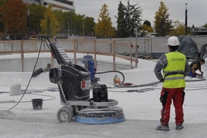  Bodenschleifmaschine auf weißem Betonboden 