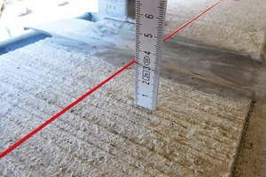  Verformungsmessung mit Stichrinne und Regenrinne im Hintergrund 