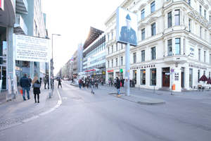  Wird Teil der Ausstellung sein: der legendäre Checkpoint Charlie an der Friedrichstraße. Echt ist hier außer dem Ort und den Touristenfotos nichts mehr 