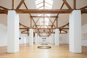  Im Museum „DAS MAXIMUM“ werden die Werke der zeitgenössischen Künstler durch großzügige Sattel-Lichtbänder ins rechte Licht gerückt. Die weißen Wände in Kombination mit dem hellen Parkettboden und dem freigelegten hölzernen Dachstuhl bieten einen eindrucksvollen, aber dennoch zurückhaltenden Rahmen für die Präsentation 