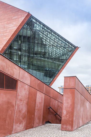 Mit einer Fassade aus roten Betonplatten nehmen die Architekten Bezug auf die traditionelle Ziegelarchitektur in Danzig. 