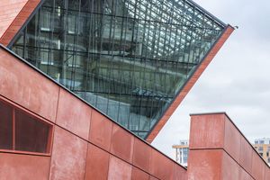  Mit einer Fassade aus roten Betonplatten nehmen die Architekten Bezug auf die traditionelle Ziegelarchitektur in Danzig.  