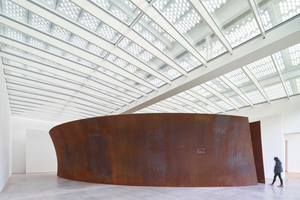  Die Skulptur „Open Ended“ von Richard Serra war in sechs Segmente zerteilt und wurde vor Ort im Museum zusammengeschweißt. Darüber ist die Dachkonstruktion mit den lichtlenkenden Stahlröhren zu sehen 