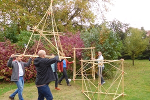  Erste „Holzbauten“: Teambuilding zum Studienbeginn 