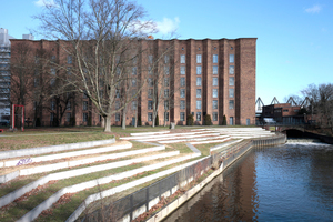  Das alte Umsapnnwerk von Westen aus gesehen - dahinter der Neubau. Der Altbau, das Abspannwerk Scharnhorst, stammt vom Architekten Hans Heinrich Müller und wurde durch Kahlfeldt Architekten vor Jahren umgebaut 