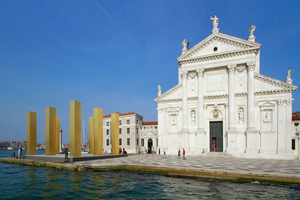  Chiesa di San Giorgio mit „The Sky Over Nine Columns“ von Heinz Mack. Rechts dahinter der Park 