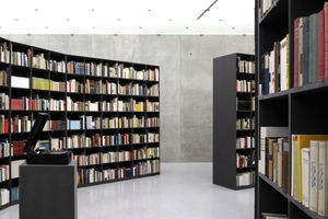  Die Bibliothek in „Dear to Me“ steht für das Analoge im Digitalen 