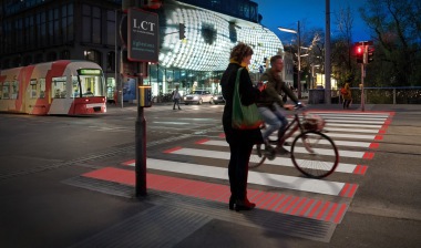 Lichtbetonplatten bei einem Fußgängerüberweg zeigen Rot