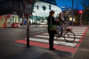  Lichtbetonplatten bei einem Fußgängerüberweg zeigen Rot 