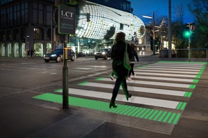   Lichtbetonplatten bei einem Fußgängerüberweg zeigen Grün 