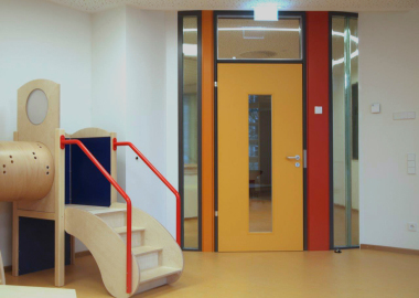 Tür mit Klemmschutzzarge in der Kindertagesstätte des Landtags Hannover