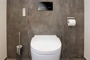  Das Dusch-WC Geberit AquaClean Mera Comfort ist mit zahlreichen Komfortfunktionen ausgestattet, darunter eine Geruchsabsaugung, Sitzheizung und ein sich automatisch öffnender und schließender WC-Deckel. Mit der Betätigungsplatte Geberit Sigma80 wird die A 