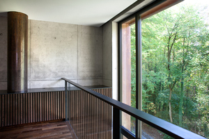  Helle Farben, Sichtbeton, graue Natursteinböden und Naturholz lassen im Gebäudeinneren in Verbindung mit reichhaltigem Tageslichteinfall ein zeitgemäß funktionales Ambiente entstehen.  