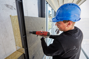  Rechteckig zugeschnittene Rockwool „Fixrock 035 VS“ Dämmplatten wurden in die Hohlräume der Konsolen eingeschoben 