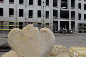  Angemessen? Oder nicht: Natursteinklinker-fassade vor 100 000 m³ Betonschloss in Berlin 