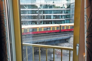  Blick aus einem Hotelzimmer auf eine unmittelbar am Gebäude vorbeifahrende S-Bahn. Der Schallschutz wird hier über eine Kastenfensterkonstruktion und eine zentrale Lüftungsanlage gewährleistet. 