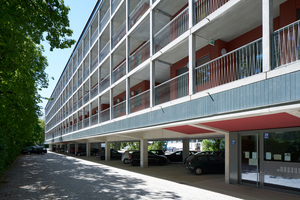  Ansicht mit den Laubengängen. Der Neubau steht über dem Parkplatz, von den 111 Parkbuchten konnten 107 erhalten werden 