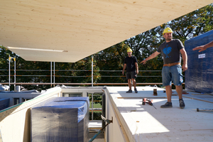  Vorgefertigte Holzdecken, Wohnungstrennwände und Außenelemente aus Holz sowie vorinstallierte Fertigbäder kombiniert mit „just in time“ angelieferten Betonfertigteilen für die Laubengänge ermöglichten den schnellen Baufortschritt 