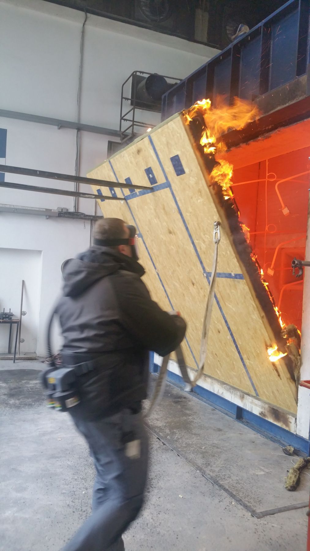 Holzwand mit hohem Feuerwiderstand - Deutsche BauZeitschrift