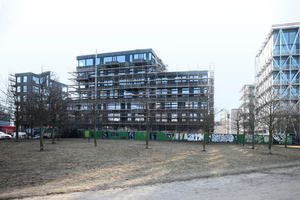  Blick auf die Nordfassade aus dem Besselpark: Ein Baukörper, drei Teile. Rechts derNeubau der „taz“ 