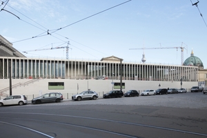  Blick über den Kupfergraben auf die beinahe fertiggestellte James Simon Galerie in Berlin  