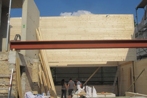   Der Altbestand wurde mit einem zweigeschossigen Holzaufbau aufgestockt. 