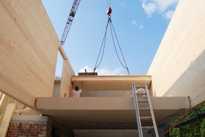  Die vorgefertigten Holzbau-Elemente erfüllen alle Anforderungen an Statik, Brandschutz und Schallschutz bestens. 