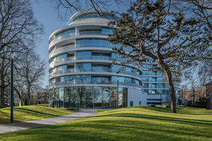  Weißer Solitär mit Alsterblick Die skulpturale Formgebung ermöglicht aus fast allen der 131 Zimmer und Suiten einen fantastischen Blick auf die Alster. Gemäß der Alsterverordnung ist die Fassade strahlend weiß ausgeführt und hebt sich so effektvoll vom umgebenen Grün des Alsterparks ab.
 