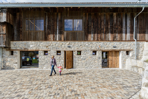  Der vordere, bewohnbare Bauteil mit Sockelmassivgeschoß und obergeschossigem Massivbau blieb in seiner Gesamtstruktur und Materialität innen wie außen erhalten. 