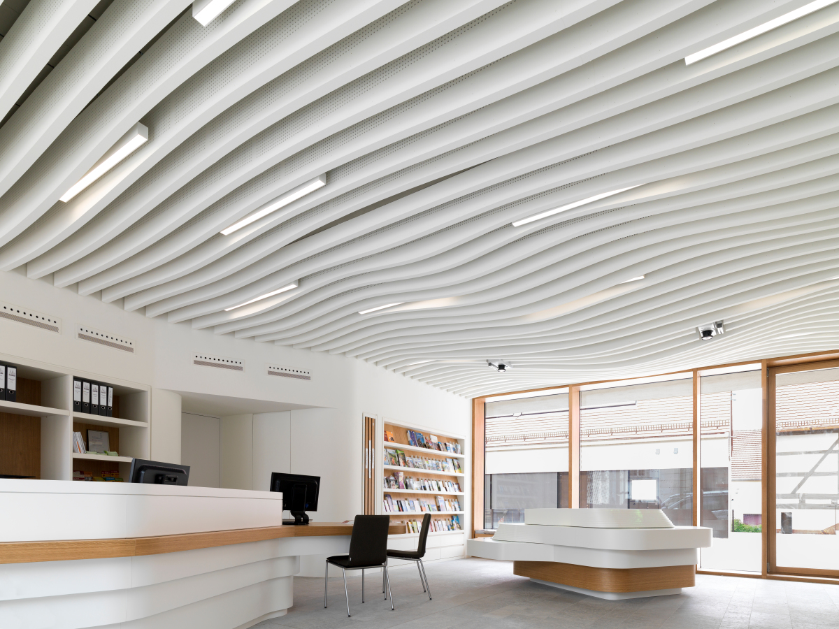 Akustisch wirksame Baffeldecke Deutsche BauZeitschrift