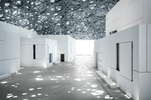  Innenansicht Louvre Abu Dhabi: Lichtregen durch eine Lichtkuppel, die aus mehreren Schichten Stahlornamenten besteht 