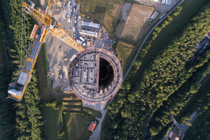  Blick ins innere des thyssenkrupp Testurms während des Baus. 