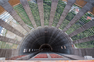  Blick von oben, hinunter in den Aufzugstestturm in schwindelerregender Höhe. 