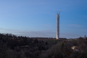  Der Rohbau des tk elevator testturms ohne Hülle, fotografiert vor einem blauen Abendhimmel.  