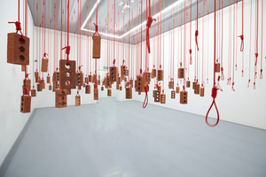  Ein anderer Ausstellungsraum mit einer raumgreifenden Installation „Hanging Piece“ des Johannesburger Konzeptkünstlers Kendell Geers 