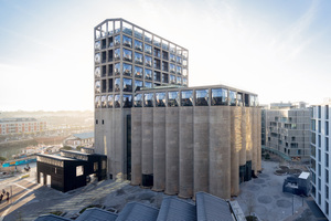  Das ehemalige Silo im Hafen von Kapstadt beherbergt heute ein Kunstmuseum und ein Hotel. Die Sammlung moderner afrikanischer Kunst befindet sich in den unteren Ebenen hinter der geschlossenen Betonfassade, das Hotel im Turm mit Rasterfassade 