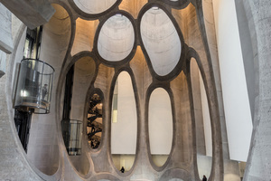  Das neue Atrium wirkt fast wie eine Kathedrale und zieht die Besucher magisch an 