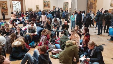 Menschenmenge im Pariser Louvre
