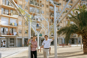  Flores &amp; Prats ArquitectesFlores &amp; Prats, Barcelona/ES, arbeiten im Spannungsfeld von Theorie und Lehre auf der einen und Entwurf und Bauen auf der anderen Seite. Ricardo Flores und Eva Prats arbeiteten bei Enric Miralles und Carme Pinos, hatten anschließend eigene Büros, bevor sie 1998 Flores &amp; Prats Arquitectes gründeten. Beide teilen sich einen Lehrstuhl an der ETSAB in Barcelona und werden immer wieder für Gastprofessuren angefragt. Ihre Arbeiten sind vielfach ausgezeichnet, werden ausgestellt und regelmäßig international publiziert. Der Schwerpunkt ihrer Arbeit liegt in der Umnutzung von Bestandsbauten. Hierbei sind Stichworte wie as found, Partizipation, nachbarschaftlicher Kontext etc. wesentlich für ihre Planungen und Entwürfe. Sie nutzen unterschiedliche Medien, um ihre Ideen vom angemessenen Bauen publik zu machen. Dazu gehören neben zahlreichen Büchern auch digitale Arbeiten und der Film. 