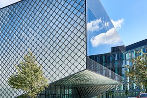  Außenansicht Screenfassade mit nahezu unsichtbarer Pfosten-Riegelkonstruktion 