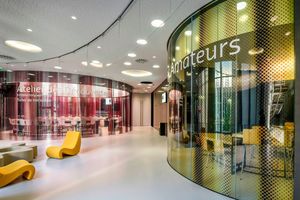  Beigefarbener Kautschukbelag im Weinmuseum Cité du Vin in Bordeaux 