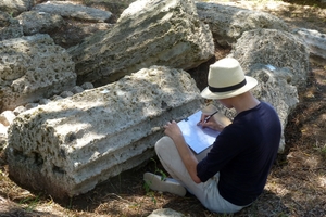  Student der Historischen Bauforschung dokumentiert Säulenfragmente 