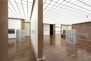  Ausstellungsraum mit Kunstlichtdecke 