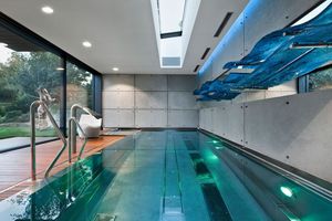  Indoor-Pool mit Outdoor-feeling: Schiebesysteme ermöglichen einen offenen Raum zwischen Schwimmbad und angrenzender Terrasse 