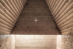  Durch das schlichte griechische Kreuz in der Rückwand der Kapelle fällt genau zu Maria Himmelfahrt die Sonne 