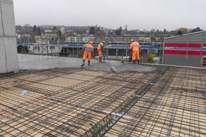  Holz-Beton-Verbunddecke mit Holzschicht aus Brettstapelelementen, die gleichzeitig als Schalung für die Ortbetonschicht dient 