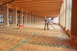  Holz-Beton-Verbunddecke als Balkendecke. Die OSB-Platte dient als verlorene Schalung zwischen den Balken. Der Verbund wird über schräg eingedrehte Schrauben hergestellt 