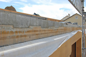  Holz-Beton-Verbunddecke als Flachdecke. Der Verbund erfolgt über die Kerve im Holz und den Nocken im Beton und somit über geometrischen Formschluss 