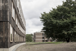  Blick am Neubau entlang auf den denkmalgeschützten Bestand der 1960er-Jahre, Ausgangspunkt allen Entwurfdenkens 